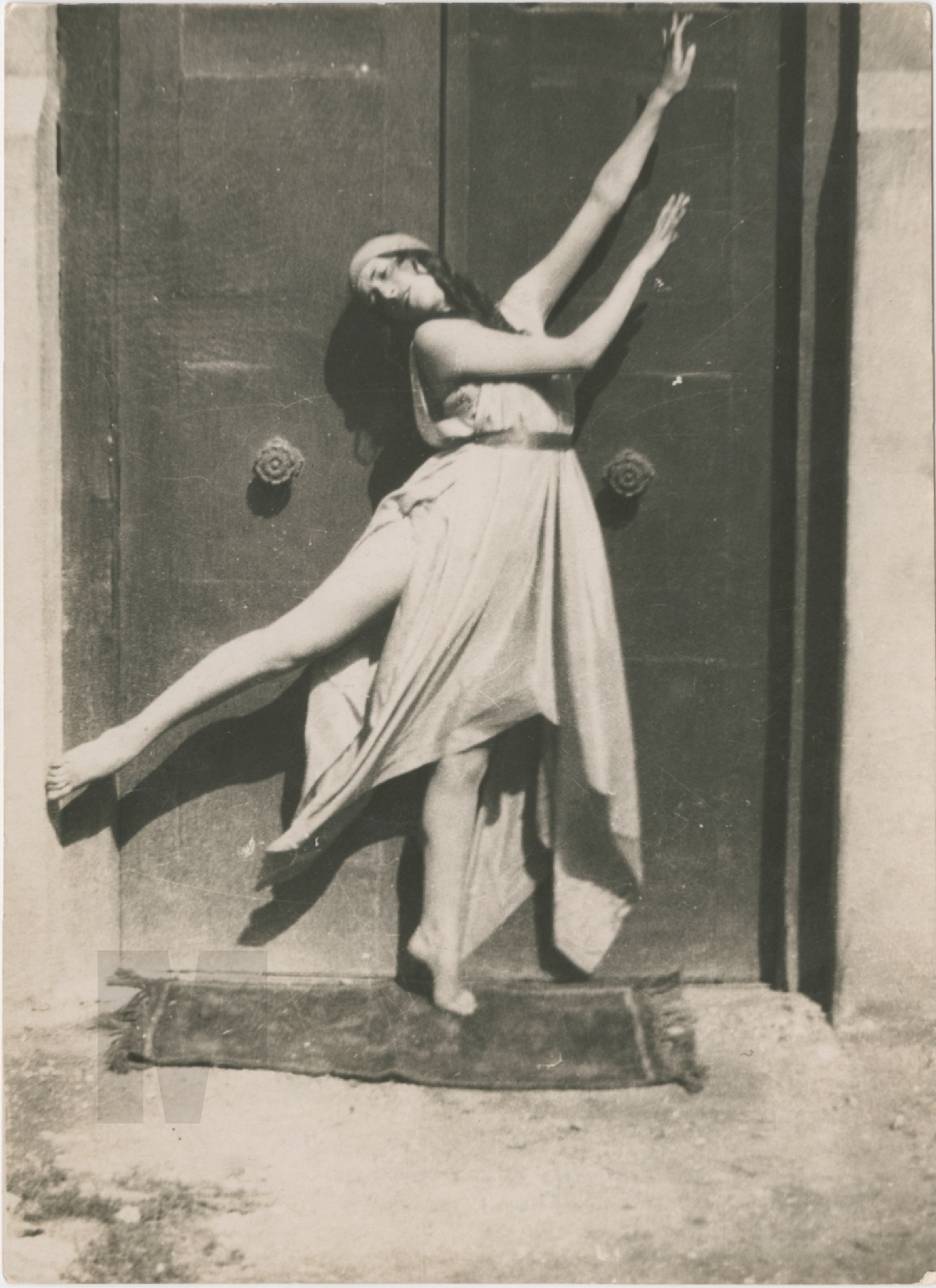 Giannina Censi con il costume di scena di Il mistero di Persefone Teatro Licinium di Erba, 1929. | src Fondo G. Censi ~ Mart (*)