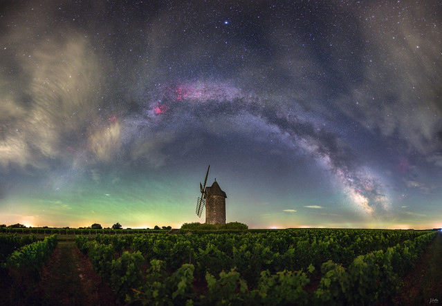 A Girondin mill haloed by the Milky Way.