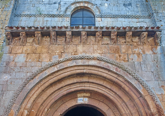 Iglesia de San Quirce (Los Ausines, Burgos). Tejaroz de la portada occidental