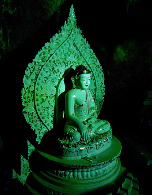 MYANMAR, Burma - in und an den Pindaya - Höhlen (mit ca 8000 Buddha-Statuen), grüne Jadefigur  78950/20850