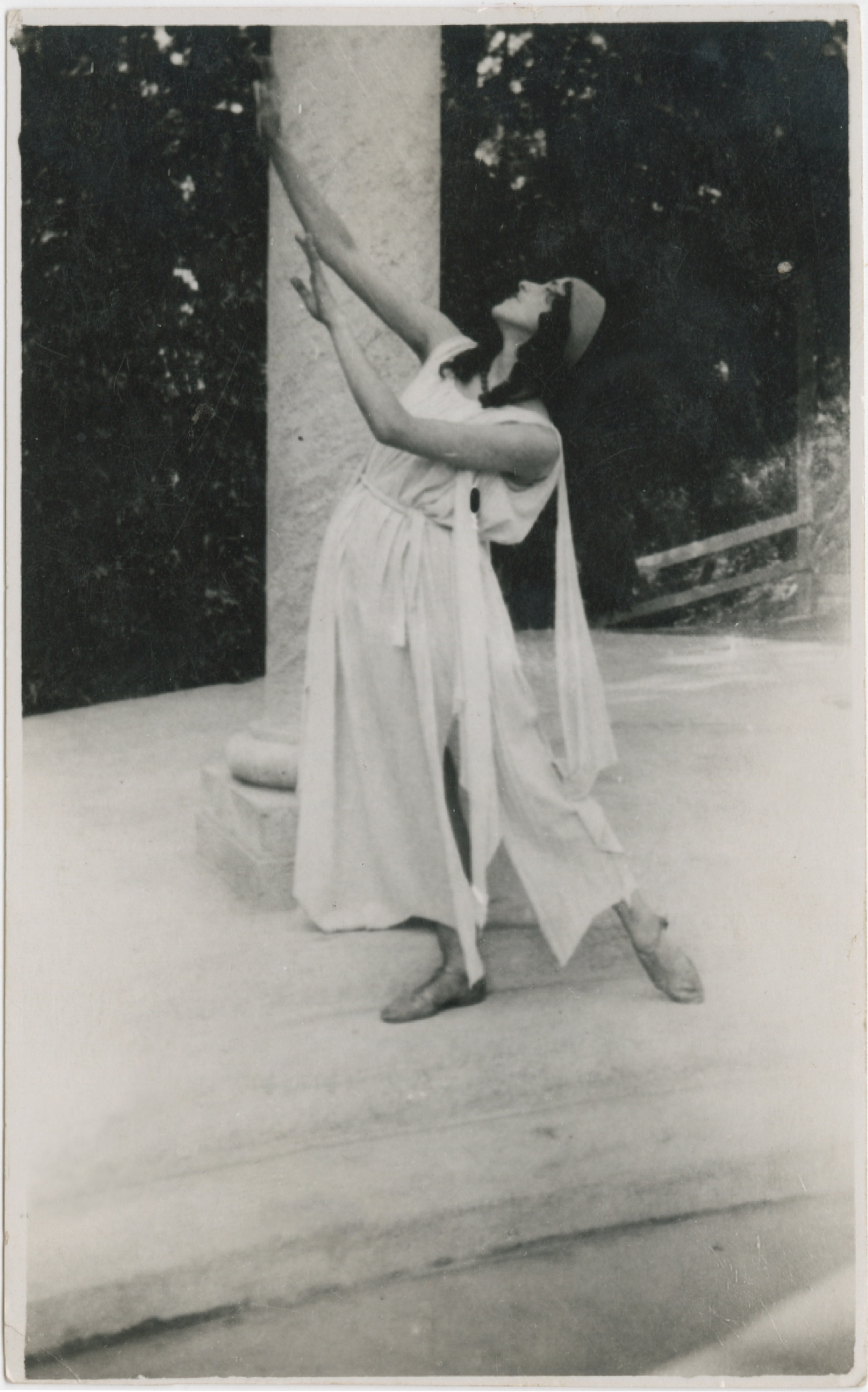 Giannina Censi con il costume di scena di Il mistero di Persefone Teatro Licinium di Erba, 1929. In verso nota ms. "Teatro Licinium. Erba" | src Fondo G. Censi ~ Mart