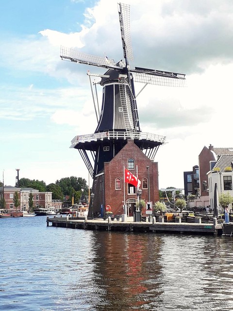 Molen De Adriaan sur la Spaarne, Haarlem, province de Hollande du Nord, Pays-Bas.