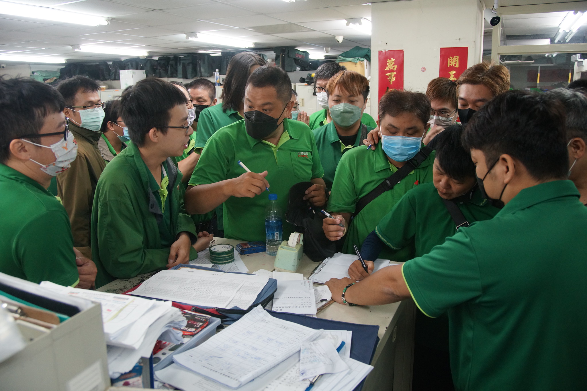 工會成員於台北辦公室報名參加陳情車隊。（攝影：王顥中）