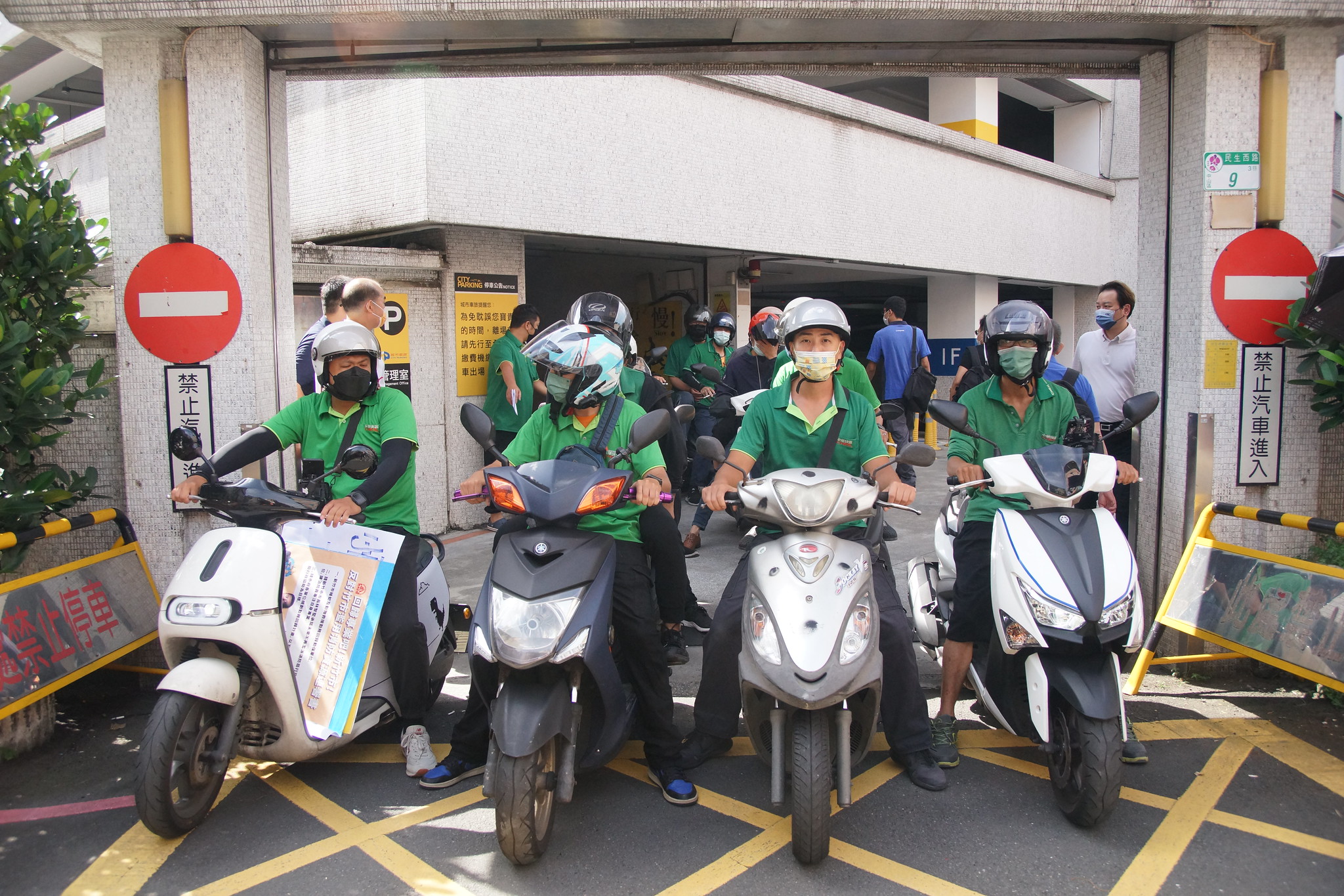 工會成員騎車從位於中山北路的台北辦公室出發前進交通部。（攝影：王顥中）