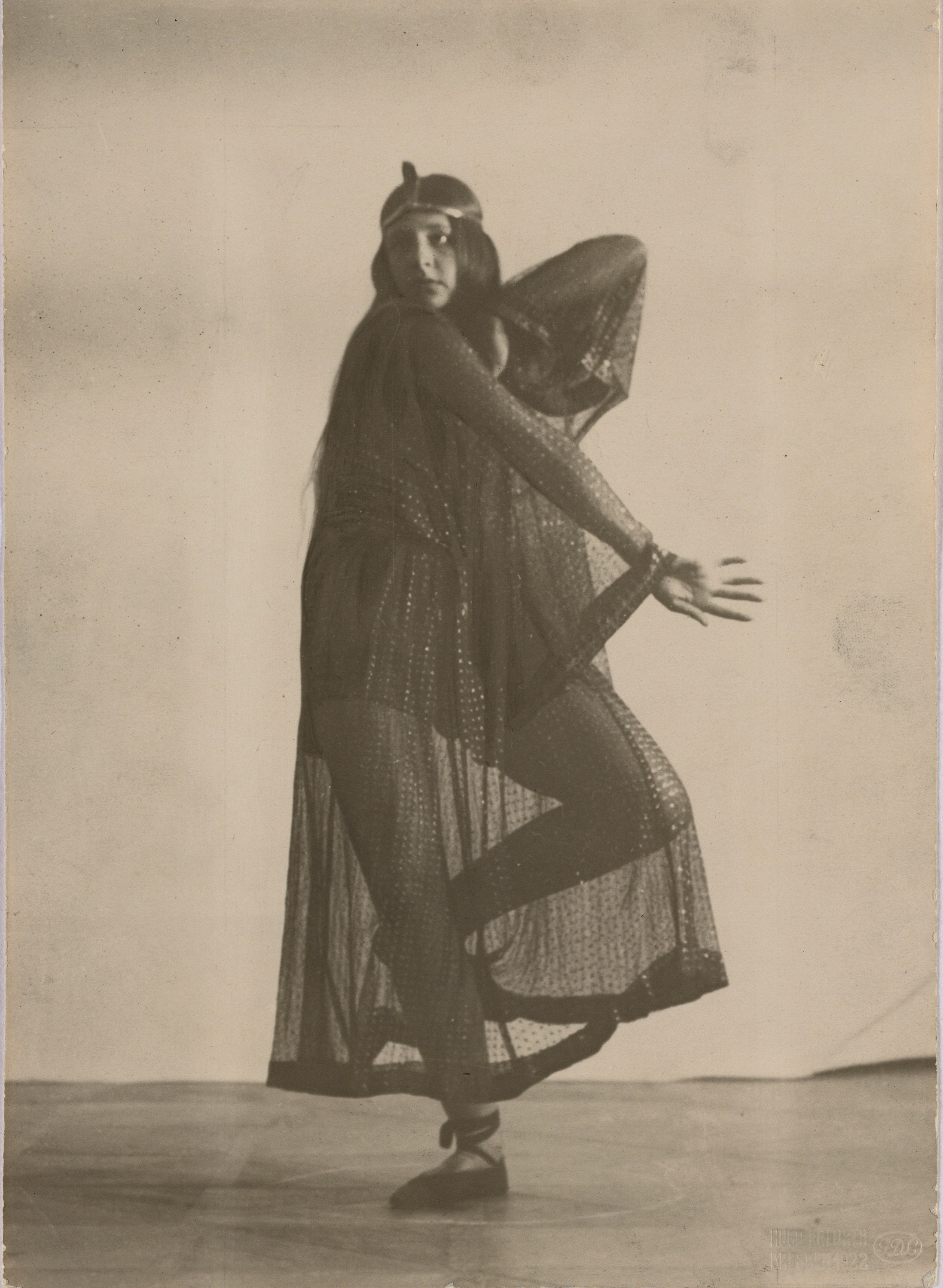 Hugo Erfurth :: Untitled (dancer, maybe Charlotte Bara), 1922. | src Städel Museum