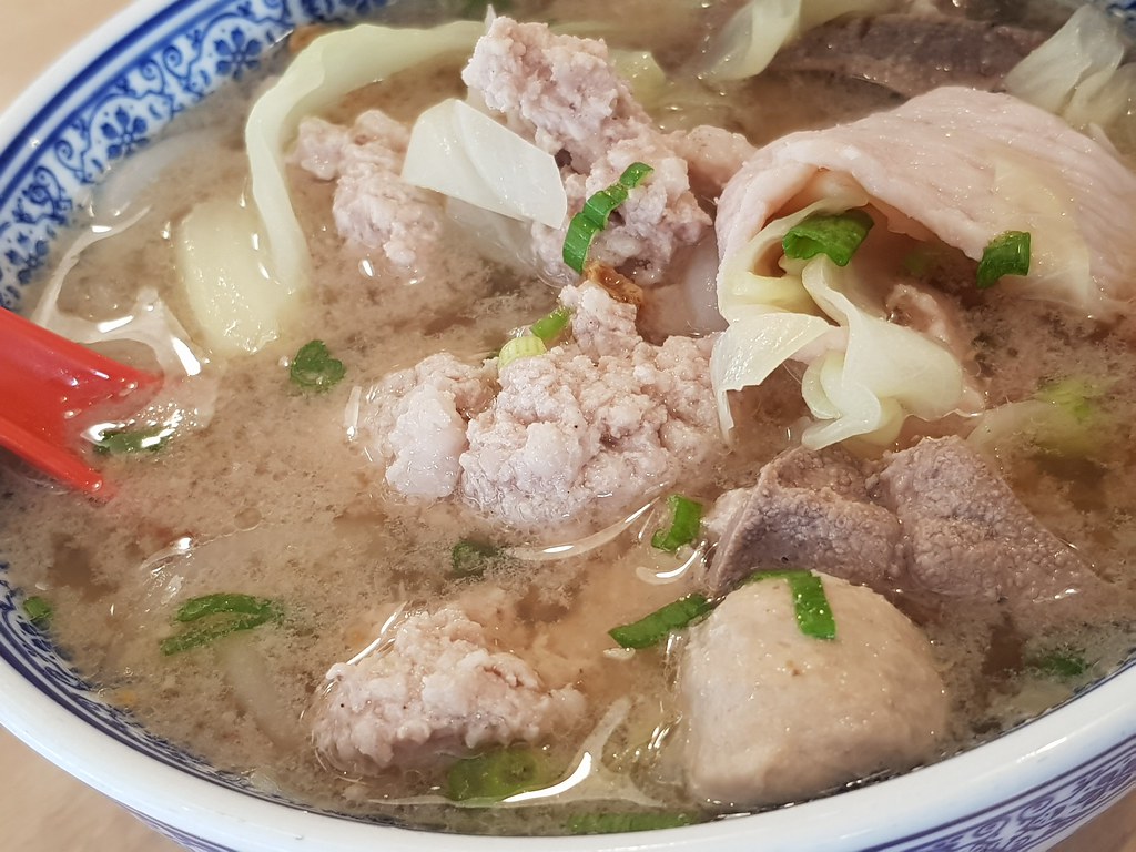 老鼠粉豬肉粉湯 Lou Si Fan Pork Soup Noodle rm$11.50 @ Omega Pork Noodle 豬肉粉 Kota Damamsara