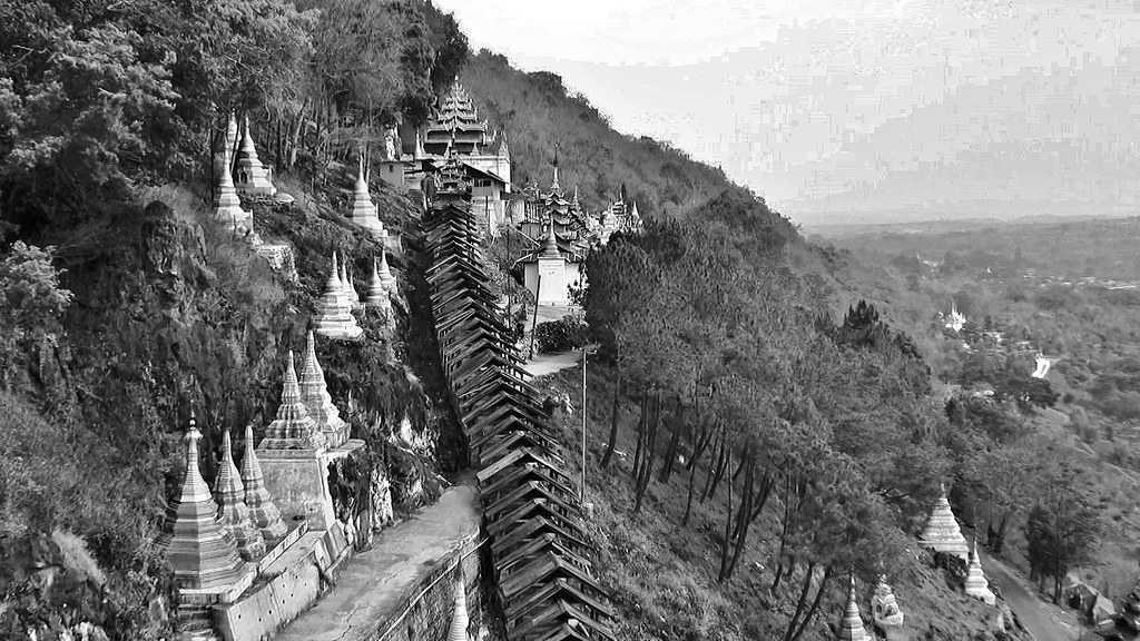 MYANMAR, Burma -in und an den Pindaya - Höhlen (mit ca. 8000  Buddha-Statuen) covered stairway to the caves, 78954/20854