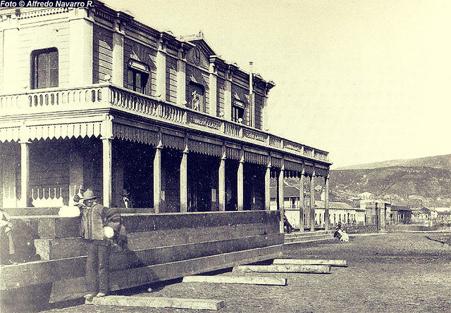 En esta foto compilada por Alfredo Navarro vemos la Estacion Baron en 1864 aproximadamente, Valparaiso  mas allá el cauce a tajo abierto del Estero Las Delicias, actual avenida Argentina