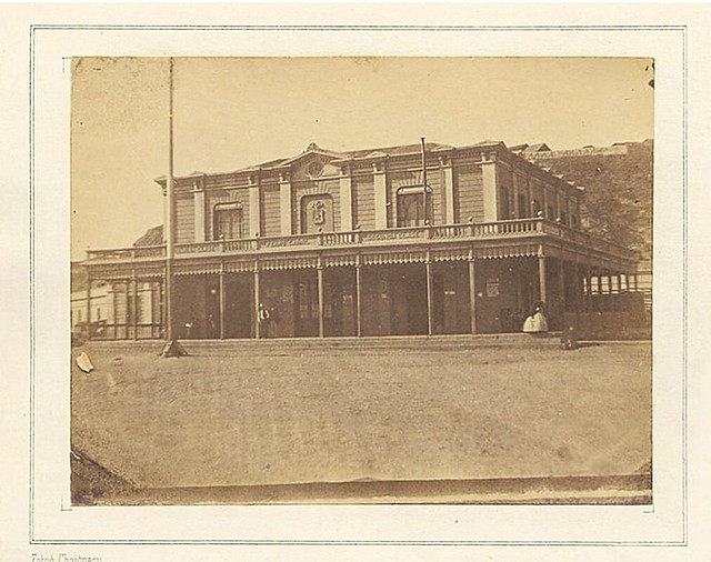 La Estacion Baron en 1864 aproximadamente, Valparaiso  mas allá el cauce a tajo abierto del Estero Las Delicias, actual avenida Argentina, foto  Emilio Chaigneau