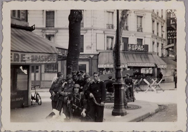 Hommes de la Heer, de la Luftwaffe et de la Reichsbahn, rue de Lyon près de la rue Traversière, 12e arrondissement en 1944, Paris.