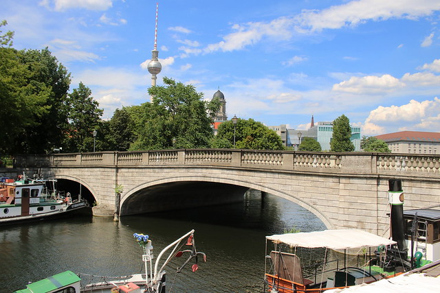 Berlin: Inselbrücke über den Spreekanal