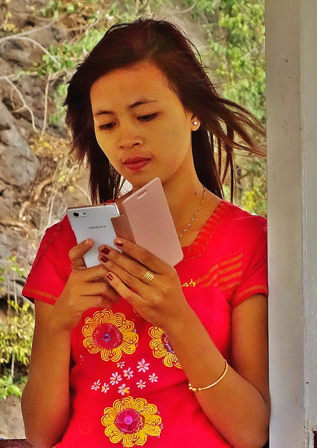 MYANMAR, Burma - in und an den Pindaya - Höhlen, pretty girl and her handy  ,78957/20857