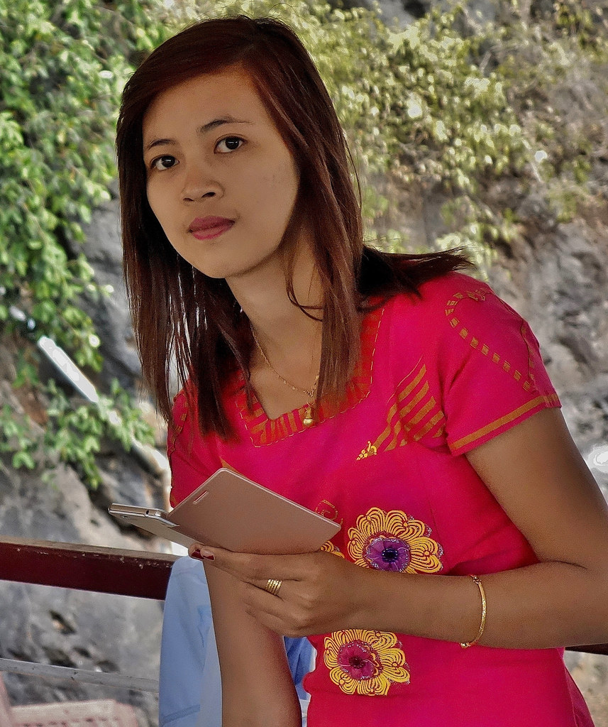 MYANMAR, Burma - in und an den Pindaya - Höhlen, pretty girl and her handy  ,78959/20859