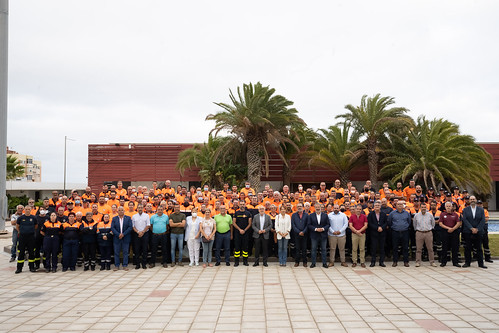 Foto de familia de los representantes institucionales con las agrupaciones de Protección Civil de Gran Canaria