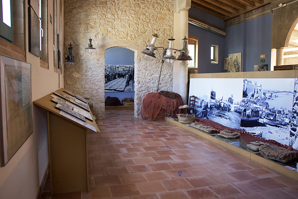 Interior del museo de la anchoa y la sala en Costa Brava