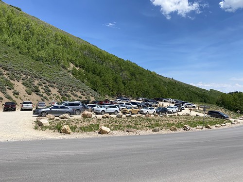 Full parking lot at Bloods Lake trailhead