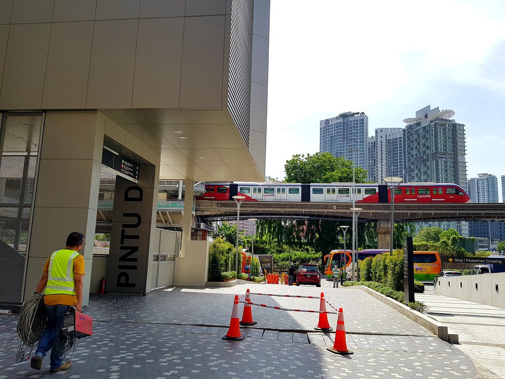 Hang Tuah Monorail Station to West Entrance Lalaport @ MiiNK Coffee in 吉隆坡三井啦啦宝都购物公园 Lalaport BBCC, KL