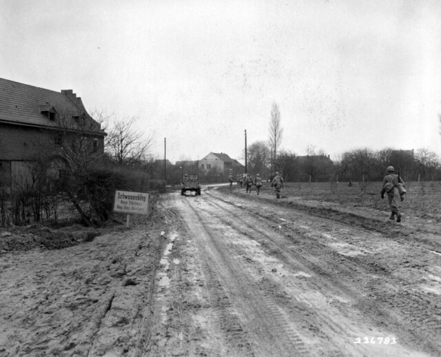 SC 336783 The first battalion of the 84th Division enters Schwanenberg, Germany.