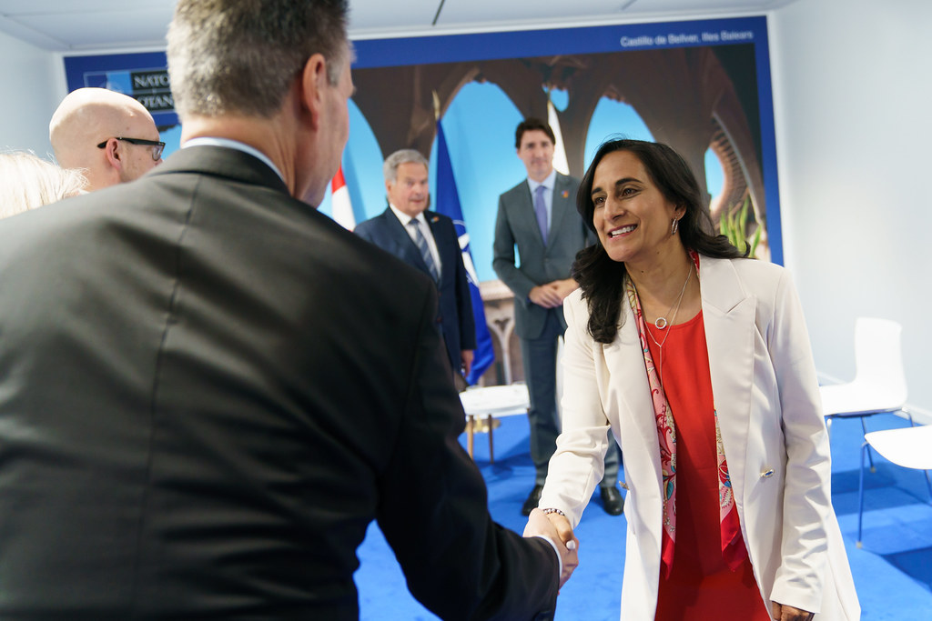 Minister of Defence Anita Anand shakes hands with a man, PM Trudeau and Pres. Niinistö are nearby