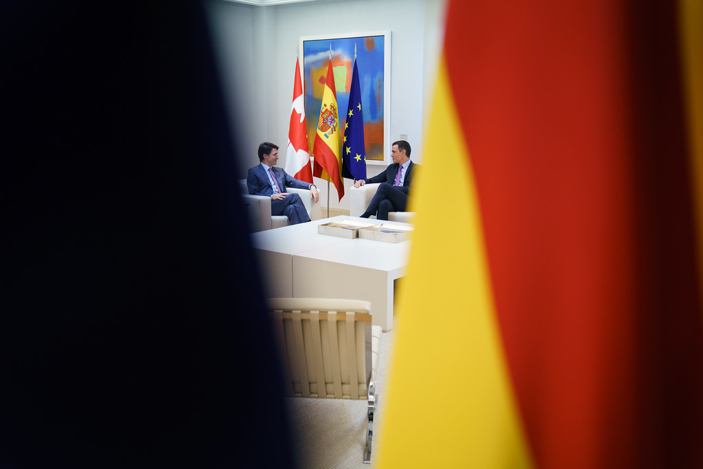 Prime Ministers Pedro Sánchez and Justin Trudeau sit together