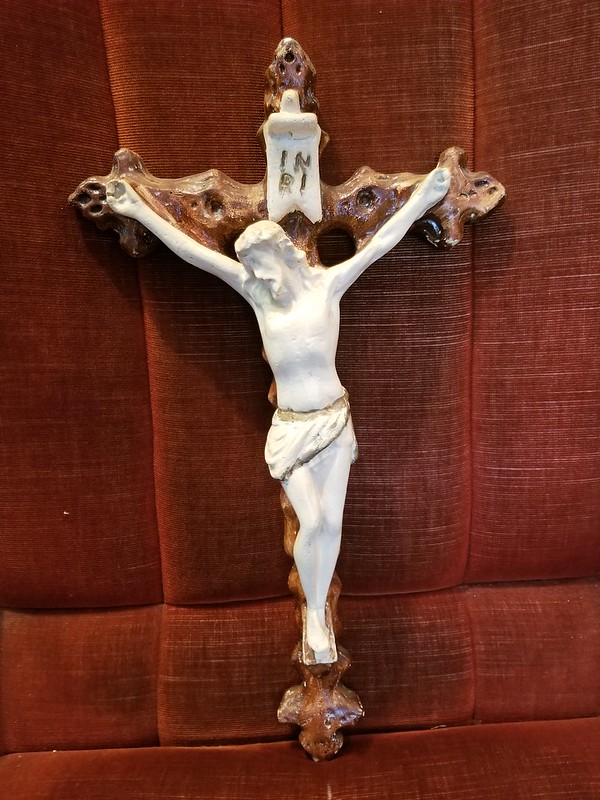 Vieille croix antique en plâtre