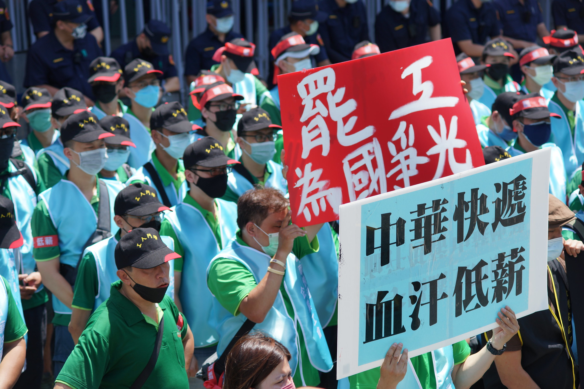 中華快遞工會今天（7/10）再與董事長黃振忠協商，上百位員工聚集在交通部前關注協商結果。（攝影：王顥中）