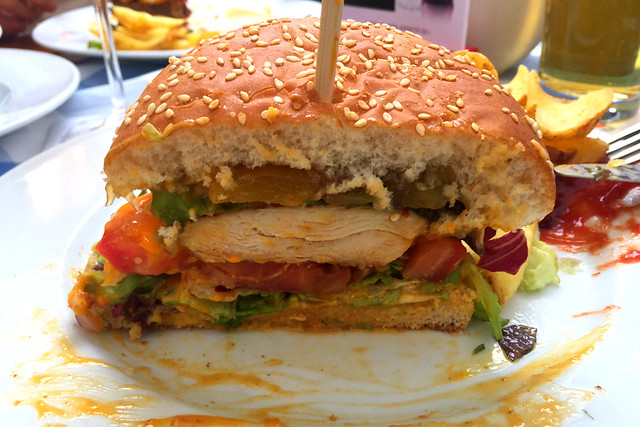 Chicken Burger - Lateral Cut / Querschnitt - Köpi Stuben - Münster