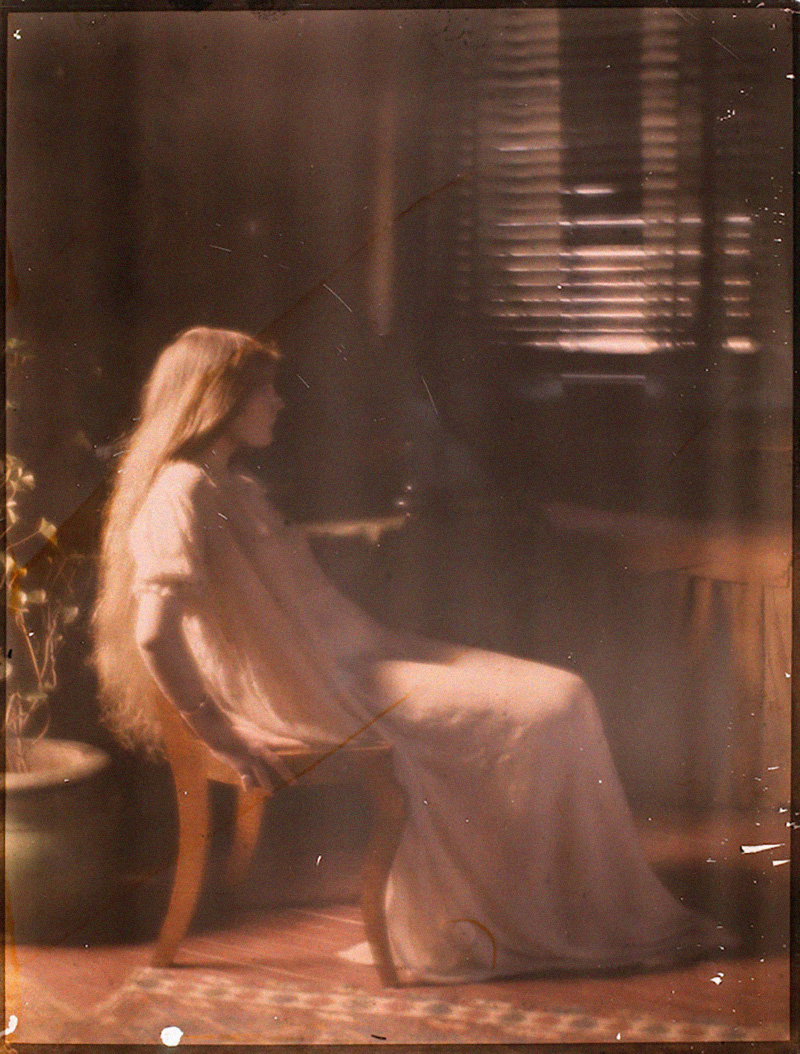 Paul Haviland :: Florence Peterson assise, de profil, 1909-1910. Autochrome. Musée d'Orsay