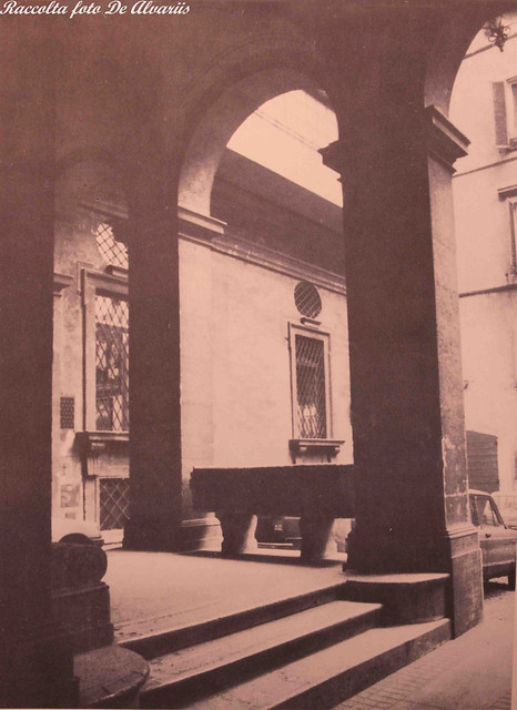 1987 2022 Palazzo Serlupi Crescenzi a, il portico del cortil via del Seminario113, foto L. Pratesi