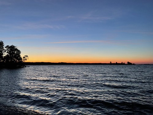 Sunset over Kentucky Lake by broox, <a href="https://derek.broox.com/photos/southeast-camping-road-trip/43685" rel="noreferrer nofollow"