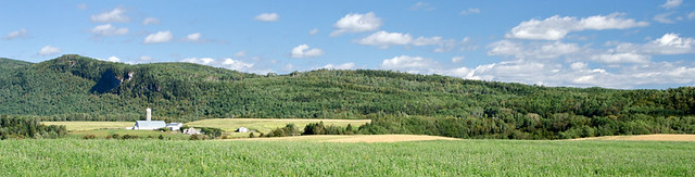 Photographie panoramique d'une ferme à St-Anaclet.