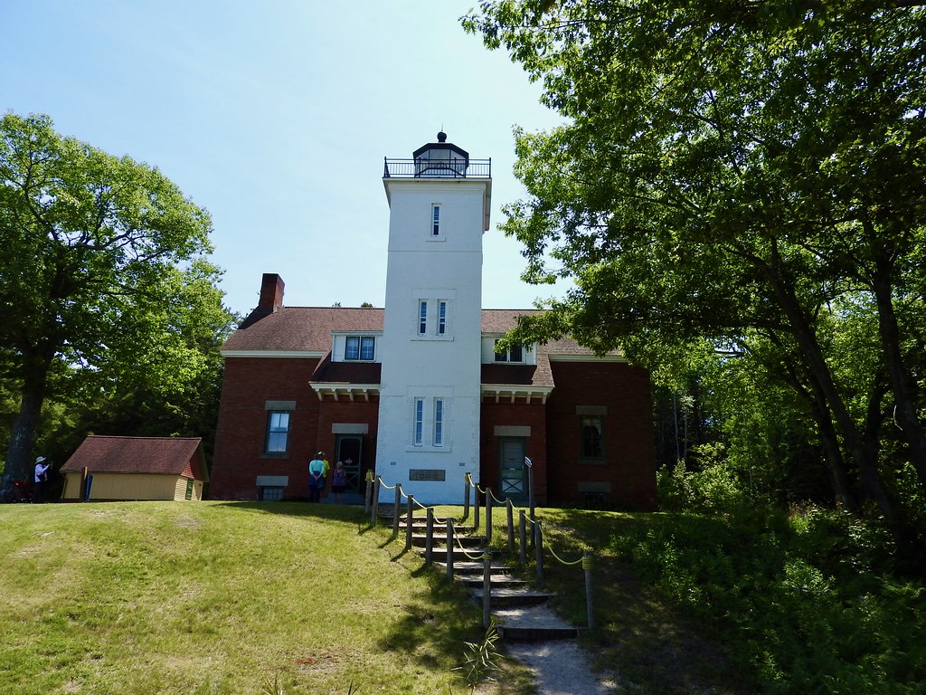 40 Mile Point Lighthouse. Photo by howderfamily.com; (CC BY-NC-SA 2.0)