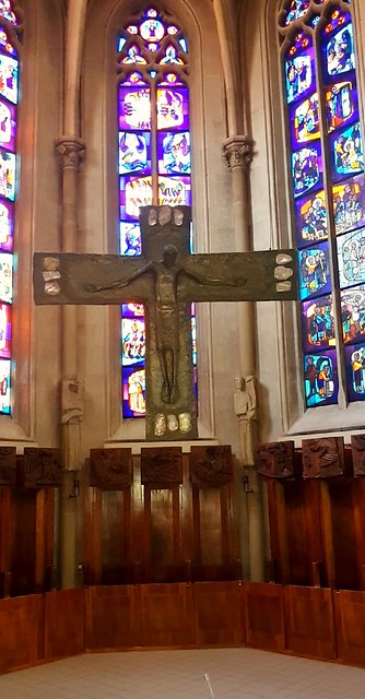 Chorraum mit Altarkreuz