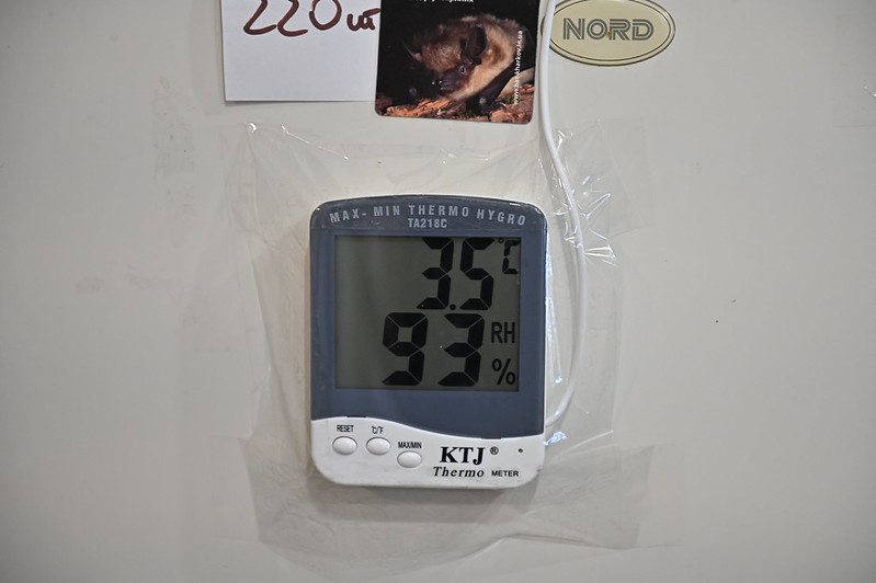 термометр, що вимірює температуру в холодильнику