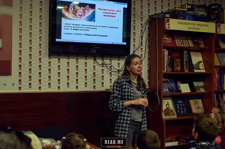 Альона Прилуцька веде лекцію про кажанів в книгарні Є