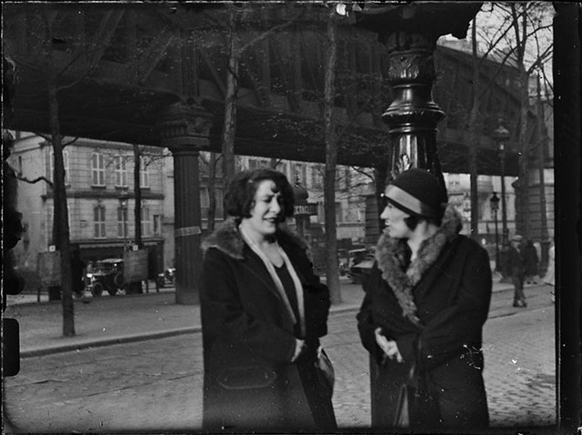 La Monjole, Boulevard de La Chapelle et quelques rues de maisons closes. Portrait de deux prostituées dans la rue, en avril 1929.