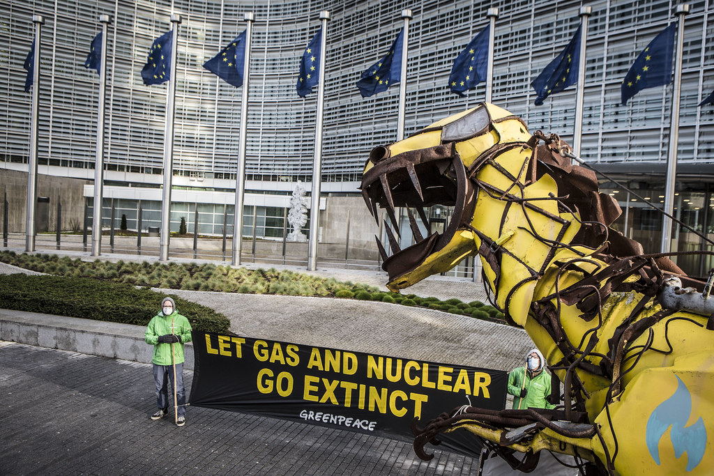 綠色和平2021年底於歐盟執委會前展示分類恐龍，抗議歐盟將天然氣與核能納入永續分類。圖片來源：綠色和平