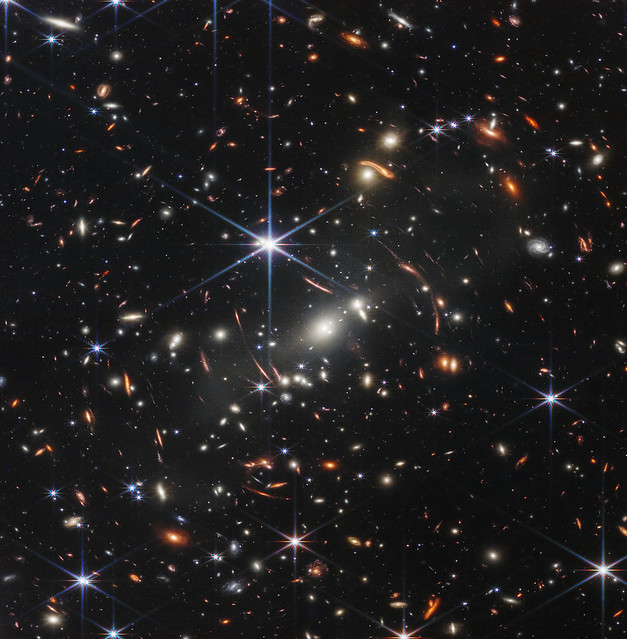A fenti kép neve: a Webb Első Mély-területe. A képen a SMACS 0723 galaxiscsoport látható a James Webb Space Telescope (James Webb Űrtávcső) első nyilvánosságra hozott tudományos célú felvételén. Ez a galaxishalmaz messze a déli égbolton, a Repülőhal (Volans) csillagképben látható. A galaxiscsoport kb. 4,3 milliárd fényévre van tőlünk. Ez a galaxishalmazt kedvelt célpontja a hivatásos csillagászoknak, a Hubble Űrtávcső, a Chandra röntgenműhold és az ESA Planck műholdja is vizsgálta. A SMACS rövidítés a Southern MAssive Cluster Survey, magyarul Déli Nagytömegű [galaxis]Halmaz-Felmérés rövidítése.