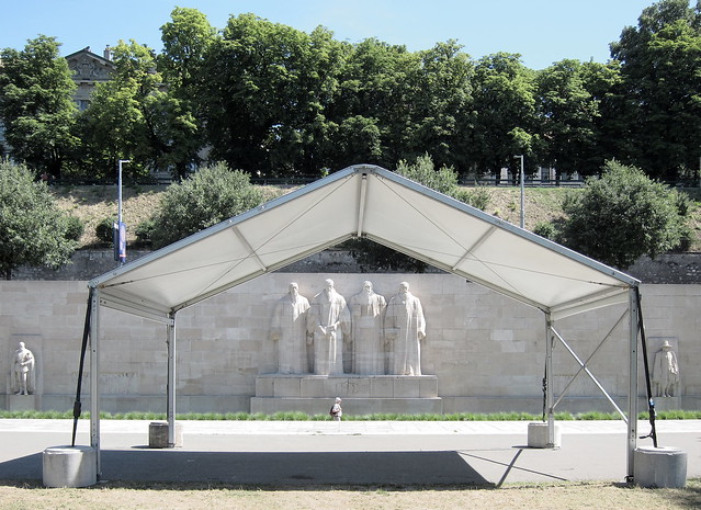 Gottesdienst im Halbfreien / Four Sun-Parched Figures Yearning for Shade