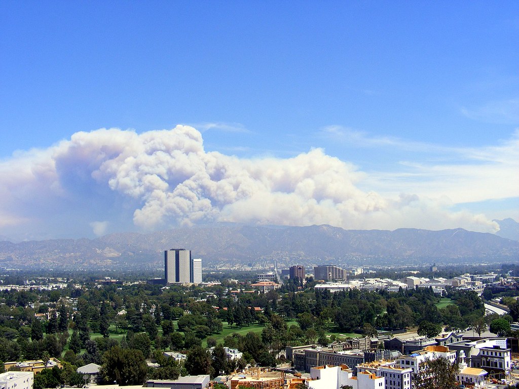 2009洛杉磯森林大火。大火產生更多一氧化碳，可能對甲烷濃度上升產生影響。圖片來源：Mathieu Marquer via Wikimedia Commons （CC BY-SA 2.0）