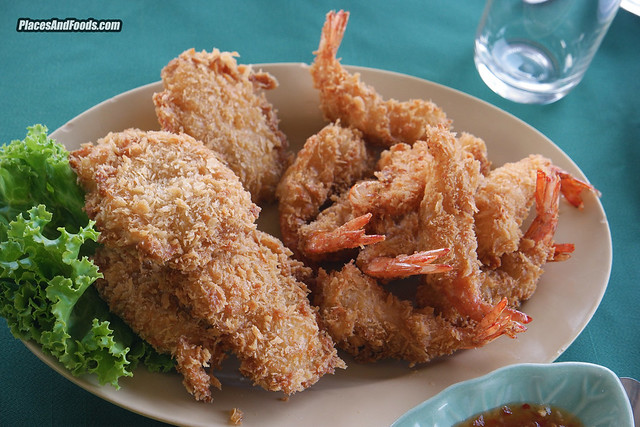 koh panyee village restaurant fried prawn and fish