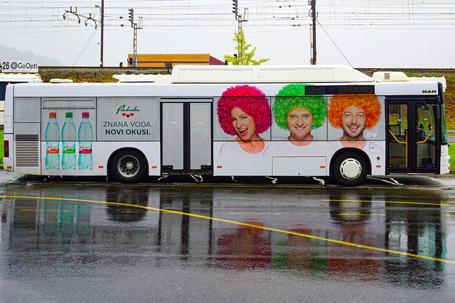 bus en spiegeling in de regen