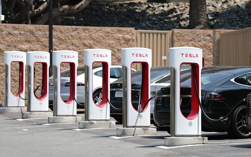 Porque é que a Tesla se prepara para tornar a sua rede de super-carregadores acessível a outras marcas?