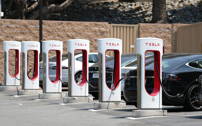 Porque é que a Tesla se prepara para tornar a sua rede de super-carregadores acessível a outras marcas?