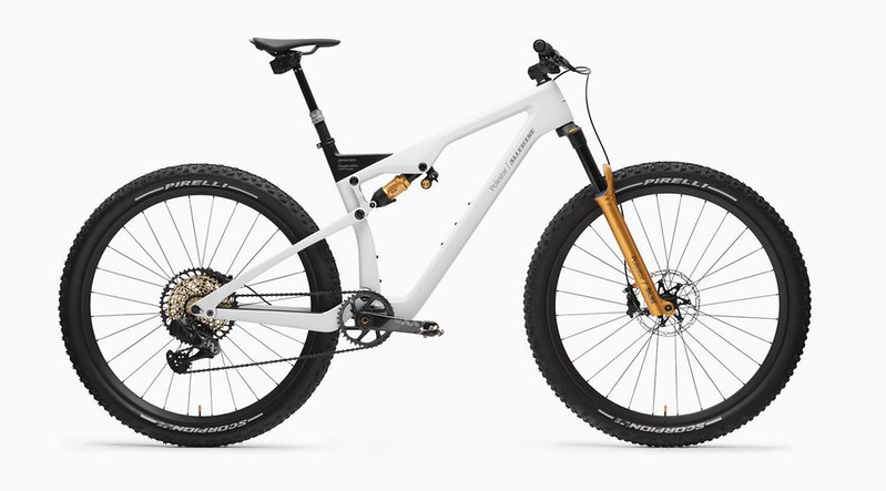 De 4 para 2 rodas. Polestar não pára de surpreender.