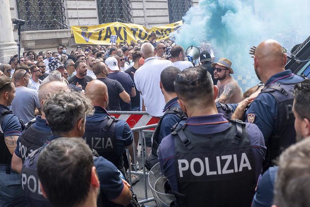 Taxistas protestan contra mayor competencia en Italia
