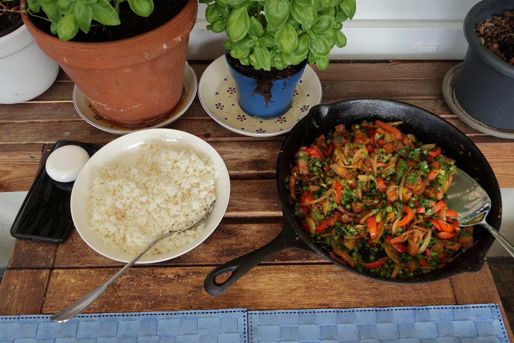 Tofu-Sommergemüse-Pfanne zu Reis (serviert) | Gourmandise | Flickr