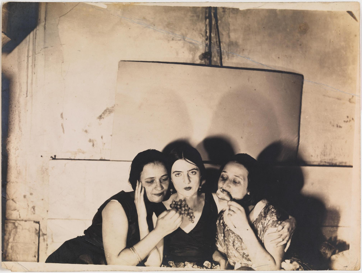 Constantin Brancusi :: Irina Codreanu, Eileen Lane et Lizica Codreanu avec des fruits dans l'atelier, automne 1922 | src Centre Pompidou