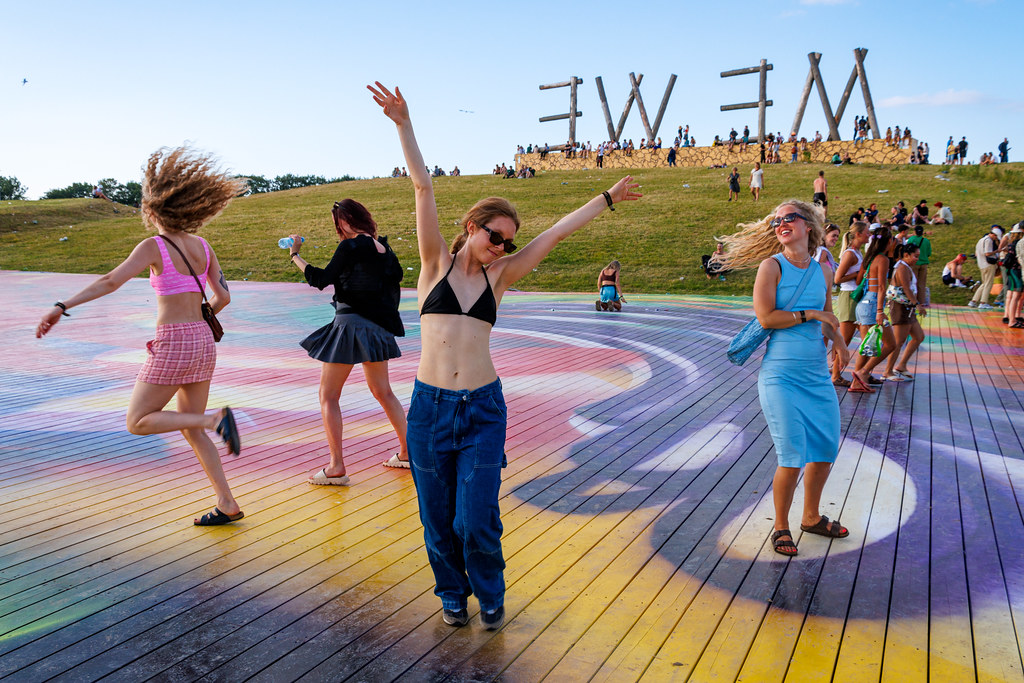 Me/We - Girls enjoying festival life and summer on the big colorful outside 