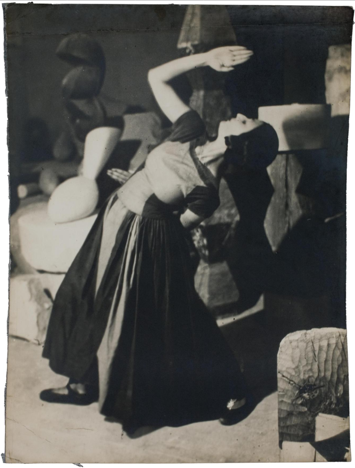 Constantin Brancusi :: Lizica Codreanu dansant dans l'atelier, 16 juin 1922. | src Centre Pompidou